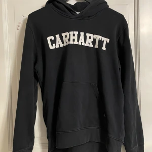 Svart hoodie med vit text - Svart hoodie med vit text i storlek M. Litet använd och ser ut som ny💕