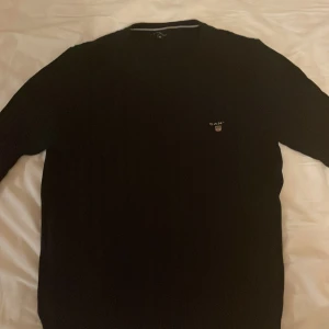 GANT damtröja - Stickad tröja från GANT. Storlek M. Navy mörkblå färg.