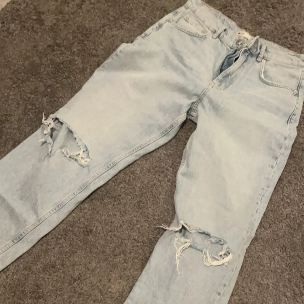Säljer dessa Gina byxor i storlek 38, andvänd några få gånger. Säljes för 100kr . Jeans & Byxor.