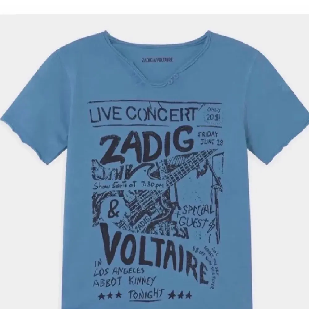 Funderar på att sälja denna populära t-shirt ifrån Zadig. Köpt av en tjej här på plick som använt den 2 gånger så den är i superfint skick💞 Kom privat för frågor/funderingar. BUD 450. Köp direkt för 500💞. T-shirts.