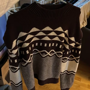 &other storindustri stickad tröja  - en grå och vit mönstrig stickad tröja från & other stories! Använd 1 gång så den är i nyskick! Väldigt tjock tröja som passar till vintern 