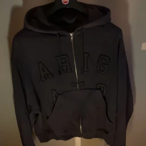 Arigato hoddie  - Säljer Arigato tröja som är i nyskick, den är använd ca 5 gånger och tvättad 2 gånger. Jackan är köpt i Göteborg i Arigato affären, säljer pågrund av att jag inte använder längre. Köparen står för frakt