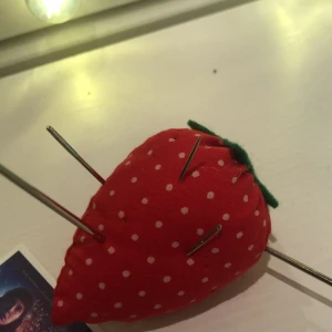 Mjuk jordgubb att sätta nålar i  - .
