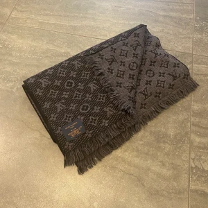 Halsduk från Luis Vuitton  -  Tänkte kolla intresset på min fina halsduk från Luis Vuitton. Jag fick den i Julklapp förra julen. Skicket är alltså väldigt fint. Tyvärr kan jag inte hitta kvittot till halsduken, därav priset. Letar fortfarande för fullt! Hör gärna av er för frågor. 