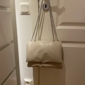 Väska från h&m  - Super fin och rymlig väska som inte kommer till användning!! 50kr+ frakt, köparen står för frakten 🤍🤎