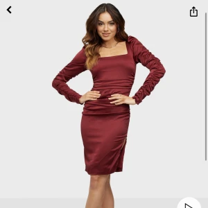 Nelly klänning aldrig använd - Aldrig använd klänning från Nelly. Mörkröd. Ligger fortfarande i påsen den kom i. Har den i 2 storlekar då jag glömde bort att returnera alla klänningar jag inte skulle ha🤦🏼‍♀️ Har i både Stl. 36 och Stl. 34 (se min profil). Sitter väldigt snyggt och skönt