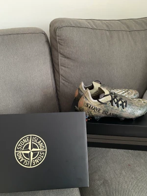 Stone Island X New balance Football boots - Helt nya, köpta 25 november Kvitto finns osv Finns 3 storlekar, 42,5. 43 och 44