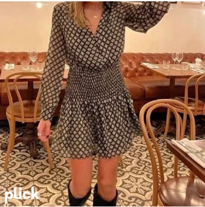 Zara klänning - Säljer denna såå fina klänningen från zara! Jättefint skick men säljer då den tyvärr är för liten för mig )): 