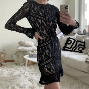 Spetsklänning - Säljer nu min älskade spetsklänning då den tyvärr inte kommer till användning. Den har utgått ur sortimentet och är i perfekt skick! 