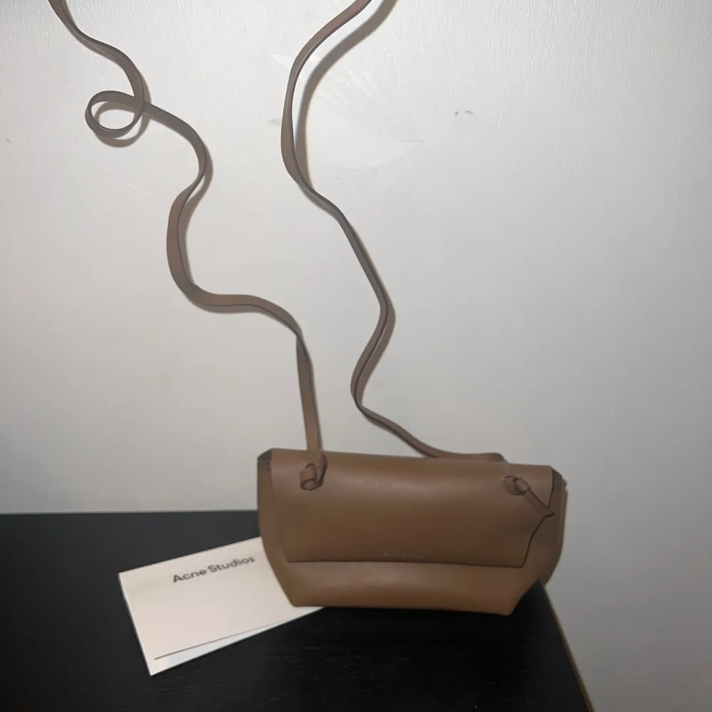 Mini shoulder bag från acne studios. Väskan är i jättefint skick då jag bara använt den en gång och köptes i år så inget tecken på användning finns. Väskans nypris idag är 4600kr, mitt pris 3000kr. Kan gå ner i pris vid snabb affär!⭐️. Laukut & Käsilaukut.