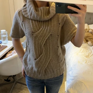 Stickat!! - Säljer denna stickade kortärmade tröja med polokrage! Så fin och mysig till vintern❤️‍🔥 Från benetton storlek M