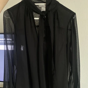 Knytblus - Stilren blus som går att knyta på olika sätt (rosett framtill, som en halterneck bakåt eller mer slipsaktigt). Storlek 32 men passar mig som är 34-36 super 