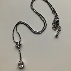 Ett super gulligt halsband med diamant hänge💎halsbandet är reglerbart🤍vet tyvärr inte vart den kommer ifrån <33 