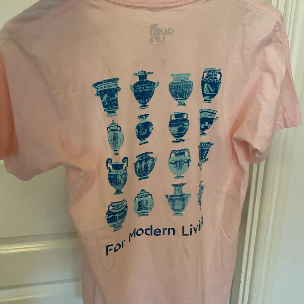 T-Shirt köpt i en liten butik i Paris. Använd ett fåtal gånger. T-shirts.