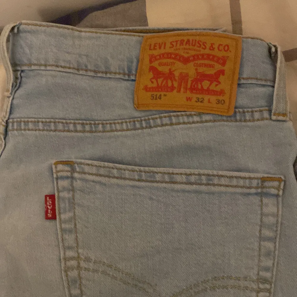 Ljusblåa Levi’s jeans som är i bra skick. Modell 514 men är som 501.. Jeans & Byxor.