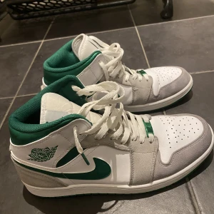 Jordan 1 mid grey green - Säljer nu mina jordans då jag inte använder de längre, små crease finns men fixas vid köp, skick 6,5/10 st 43 vid snabb affär kan priset sänkas 