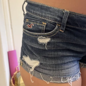 Hollister shorts - Tighta Jeans shorts från Hollister 🙌   Storlek i midjan: 26   ✨köparen står för frakten✨