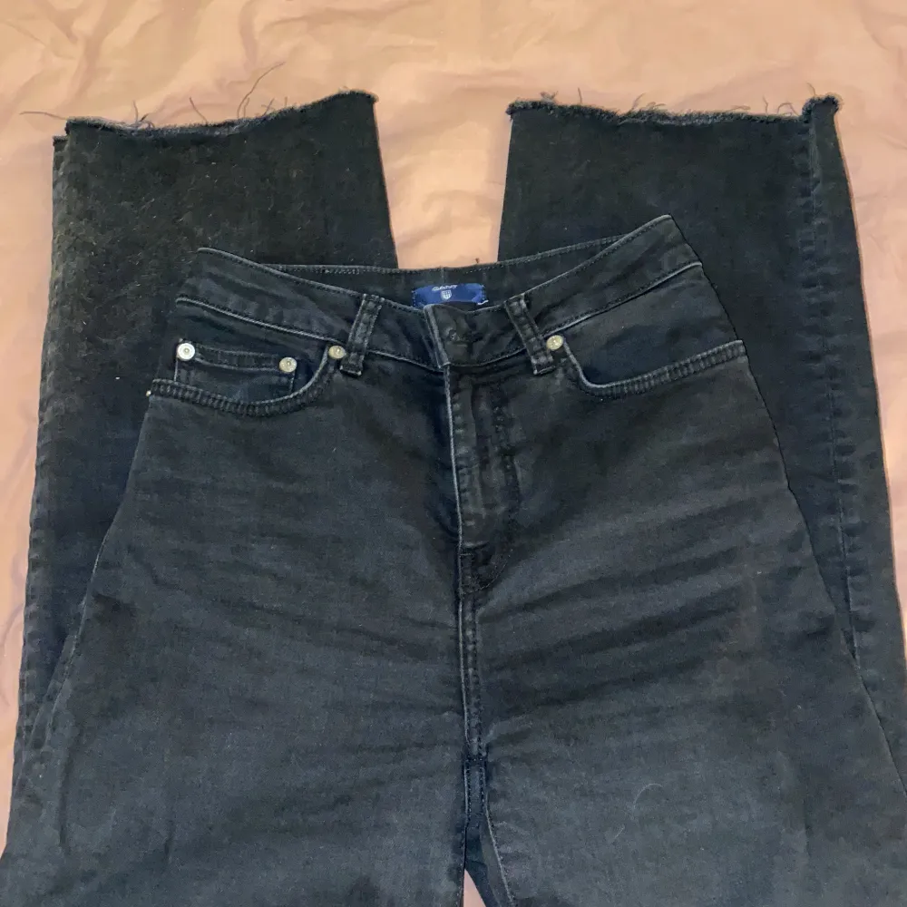 Säljer dessa gant jeans som då ej kommer till användning och är som nya. Använd ungefär 2-3 gånger. . Jeans & Byxor.