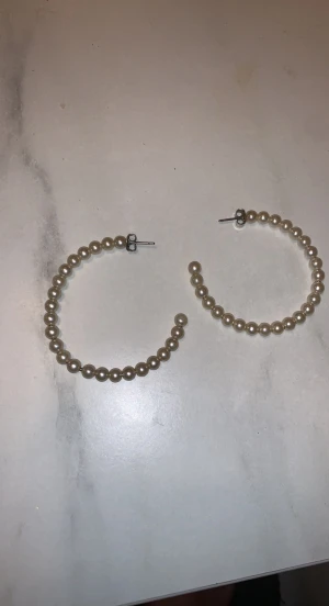 Örhängen  - Lite slitna men syns inte jätte mycket. 