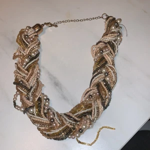 Halsband  - Fint halsband men lite slitet men inte alls mycket
