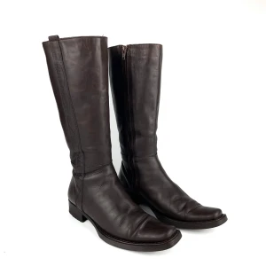 Vintage Y2K 00tal 90tal bruna höga cowboy boots / stövlar  i läder 37 - 37,5 - Vintage 90s 00s Y2K real leather square toe mid calf to knee high cowboy boots in brown. Some minor marks, scuffs and scratches. Label: 36, but obviously bigger, fit between 37 - 37,5. Ask for full description. No returns.