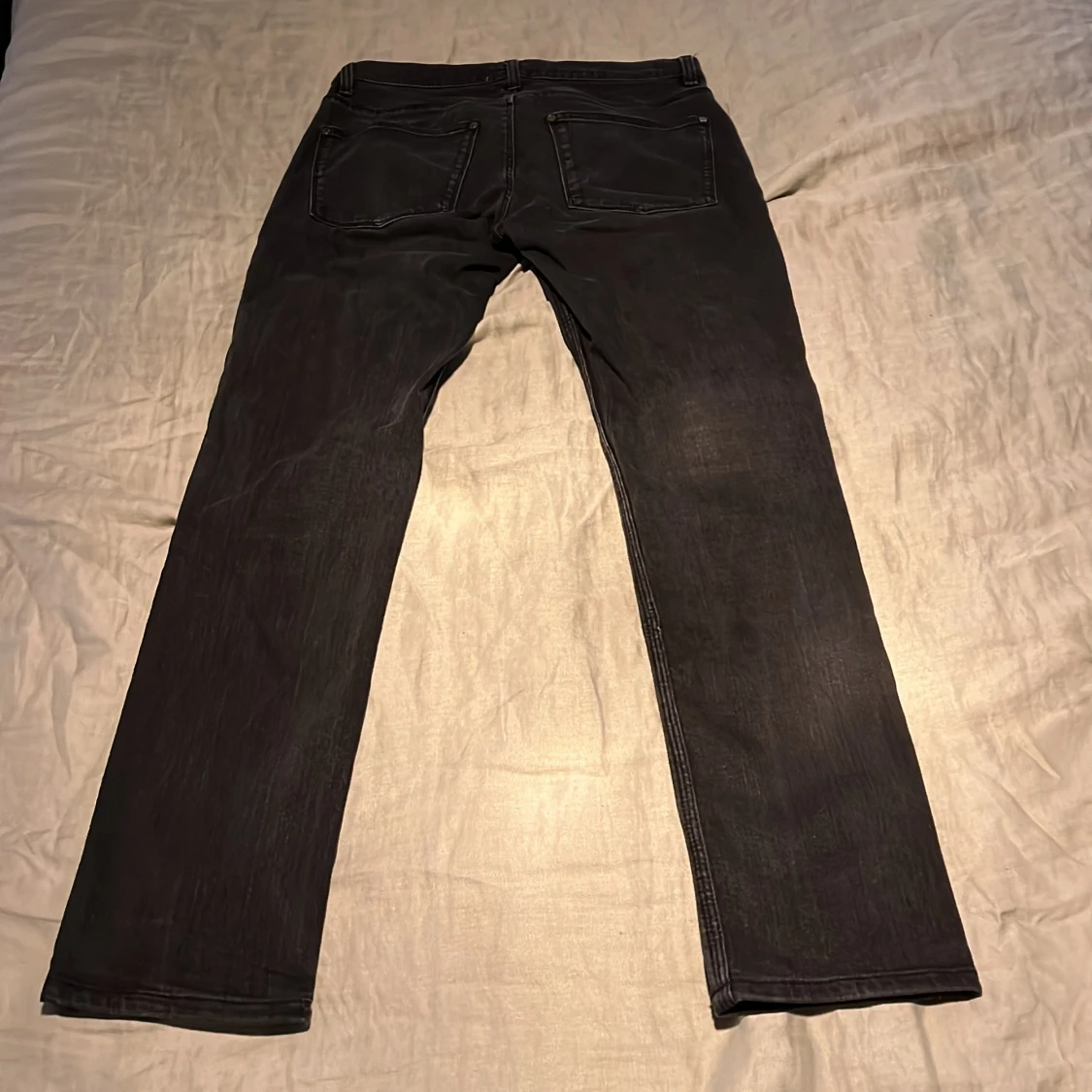 Mörk gråa Acne jeans.  - 90