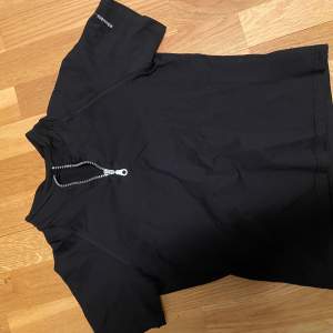 En svart kortärmad ”tränings t-shirt”, skulle mer säga att den är i storlek S. Men stretchigt tyg!