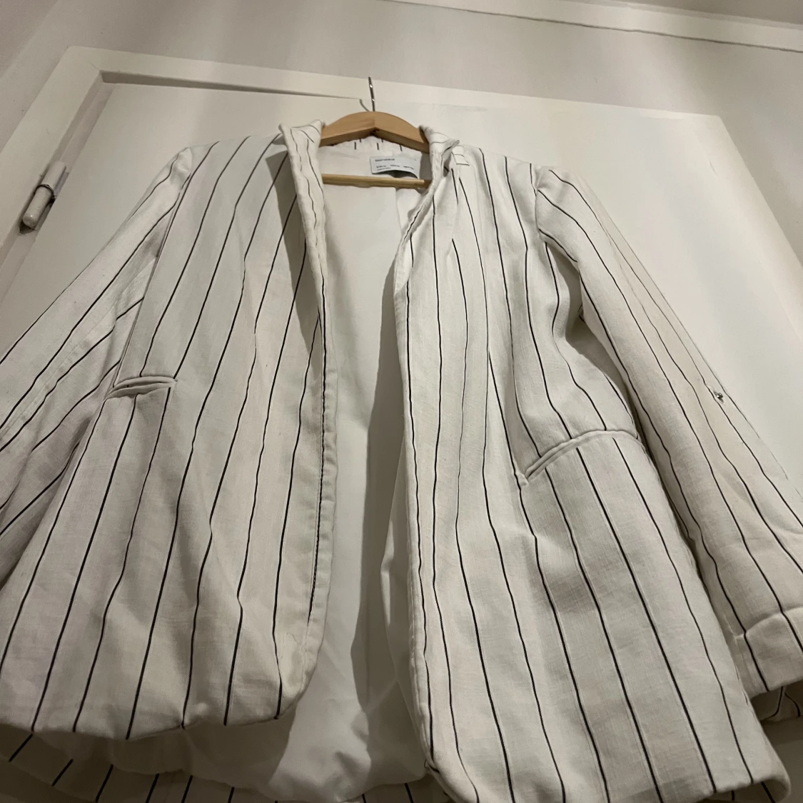 Vit kavaj med svarta tunna ränder - M 🤍 - 90