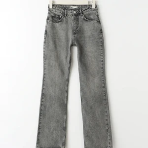 Gina tricot, gråa jeans. - passar till en person som är runt 155-167