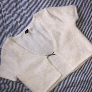  Kofta - Här är en vit pälsig kortärmad kofta från HM. Det är en söt kofta med bra material.  Skriv om du är intresserad. Priset går att diskotera.   