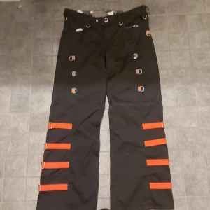 Cybergoth byxor  - Några feta cyborgoth byxor inget slitage. Dom är låga i midjan. Och breda vie anlkarna. Bara fårga på om ni har frågor. Köpt för 500 