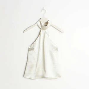 Festtopp - SJUKT fin topp från Gina men som tyvärr är för stor för mig 😢 oanvänd med prislapp kvar! I ett satin liknande material, nypris låg på 329kr ❤️ hör av er vid frågor! Köpare står för frakt (tryck inte på köp nu 😊) (lånade bilder)