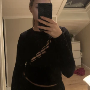 svart topp med fin skurning  - svart långärmad topp med jättefin utskärning vid bröstet i storlek 36 från asos. endast använd 1 gång och kommer inte till användning. köparen står för frakt 🤍