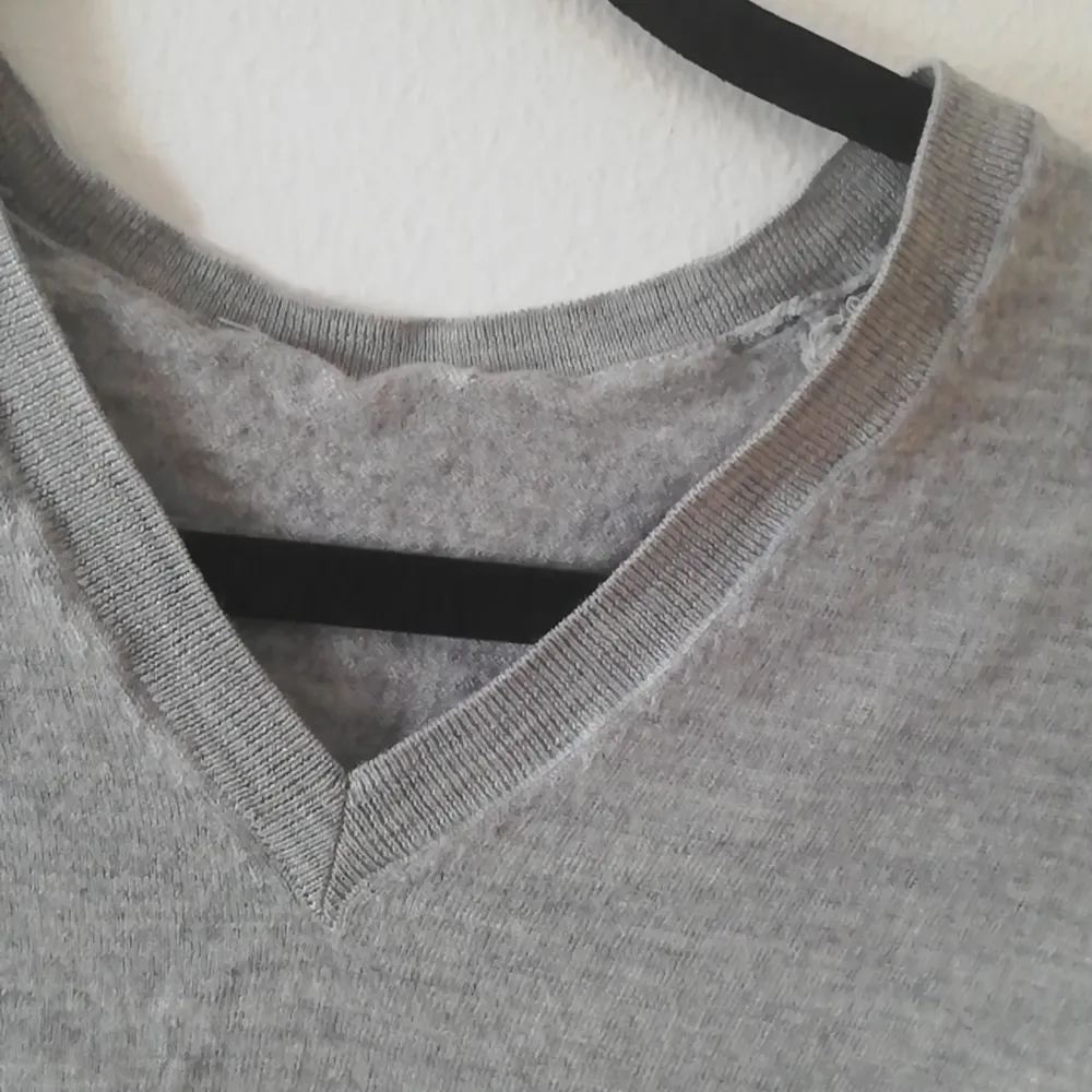 Fin grå tröja från secundhand. säljer eftersom den är för stor ⚠️Köparen står för frakten ⚠️. Tröjor & Koftor.