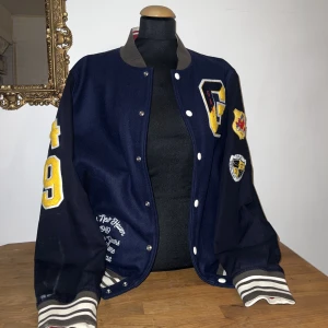 Collegejacka gant - Oanvänd collegejacka med detaljer från märket gant✨ oversized passform! Nypris var 4050,-