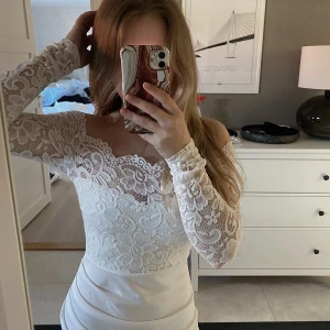 Off shoulder lace dress - Säljer min fina klänning från Nelly, slutsåld! Använd en gång några timmar 🤍 Passar perfekt till student/konfa el liknande 🤩