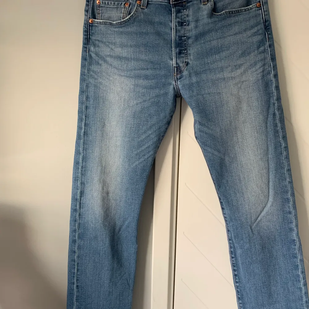 Levi’s 501 jeans blå. Använda fåtal gånger.. Jeans & Byxor.