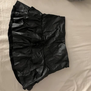 Volangkjol  - Volangkjol i läder, strl 38. 