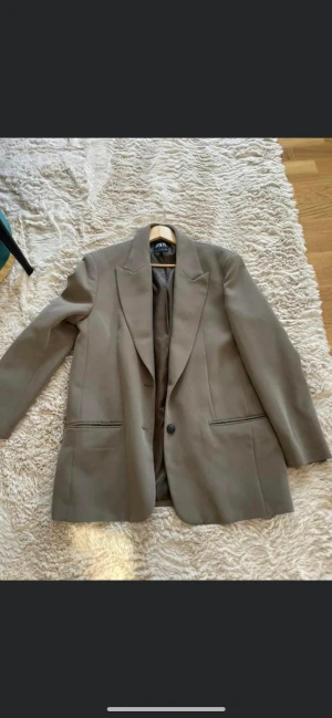 Blazer  - En SÅ fin oversize kavaj från ZARA i storlek L.  Skick: inga anmärkningar!  Material: UTSIDA 74% POLYESTER 19% VISKOS 7% ELASTAN (hittade på hemsidan). Nypris 700