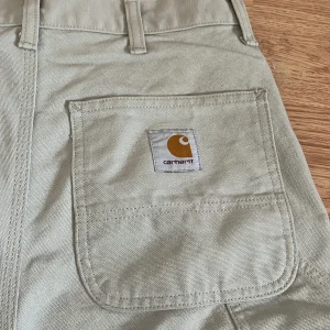 Carhartt cargo - Ljusgråa carhartt cargos (single knee pant) som är använda en gång. Anledning till att jag säljer är för att de är försmå för min smak. 