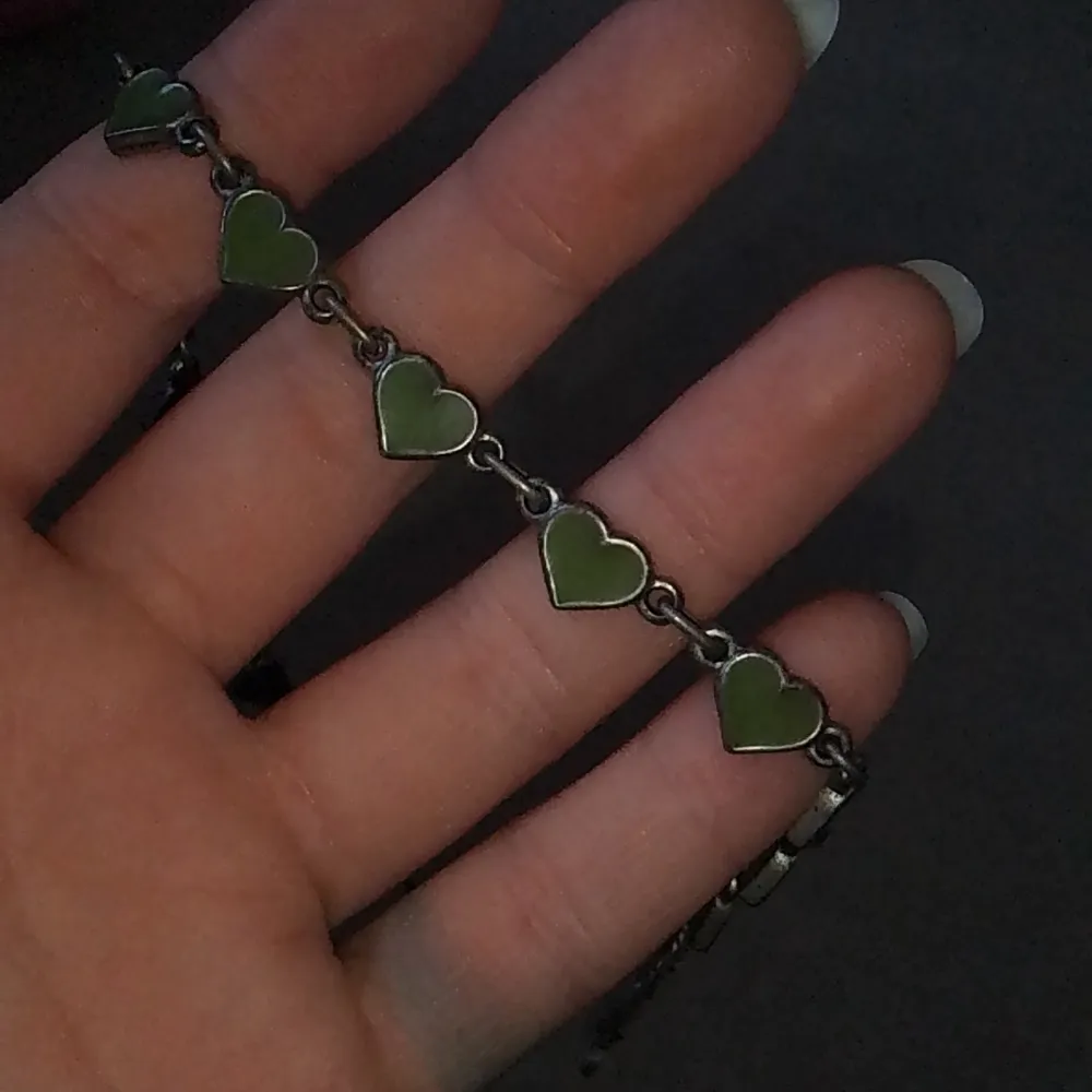 Fint halsband med gröna hjärtan Köpt på Stadsmissionen för 80kr. Accessoarer.