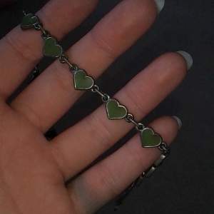 Fint halsband med gröna hjärtan Köpt på Stadsmissionen för 80kr