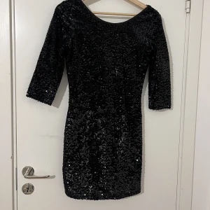 Långärmad festklänning  - Använd en gång! Tryck INTE på köp nu!! Skriv till mig först. 