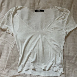 Vit tshirt - Basic vit tshirt med urringning. Knappt använd. Pris är inklusive frakt 💞