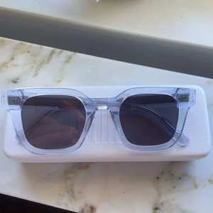 Chimi solglasögon 04 - Tja, säljer ett par nästintill oanvända Chimi glasögon modell 04. Skriv till mig om du har några frågor!