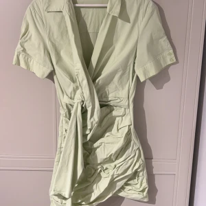 Grön klänning ZARA - Populär klänning från ZARA. Helt slutsåld online och butik! Storlek M men passar XS-M. Kom gärna med prisförslag! 