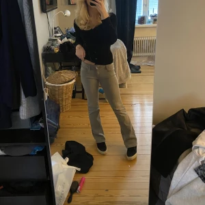 grå jeans - supersnygga grå jeans ifrån gina tricot. storlek 164( passar xs/s) jag brukar ha 34/36 i jeans för referens, skulle kunna passa 32 också❤️