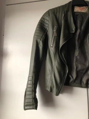 Skinnjacka  - Har använt den i 4 månader  Säljer pågrund av den inte passar min stil längre 