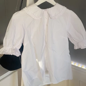 Blus  - Söt blus med krage. Fint skick, endast använd vid ett tillfälle 🤍