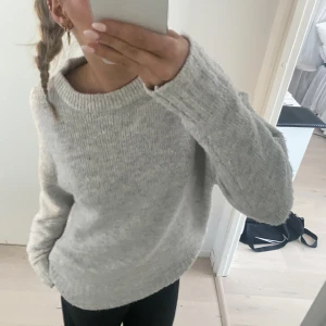 Stickad tröja  - En tjock och fin stickad tröja som är lite oversized💕